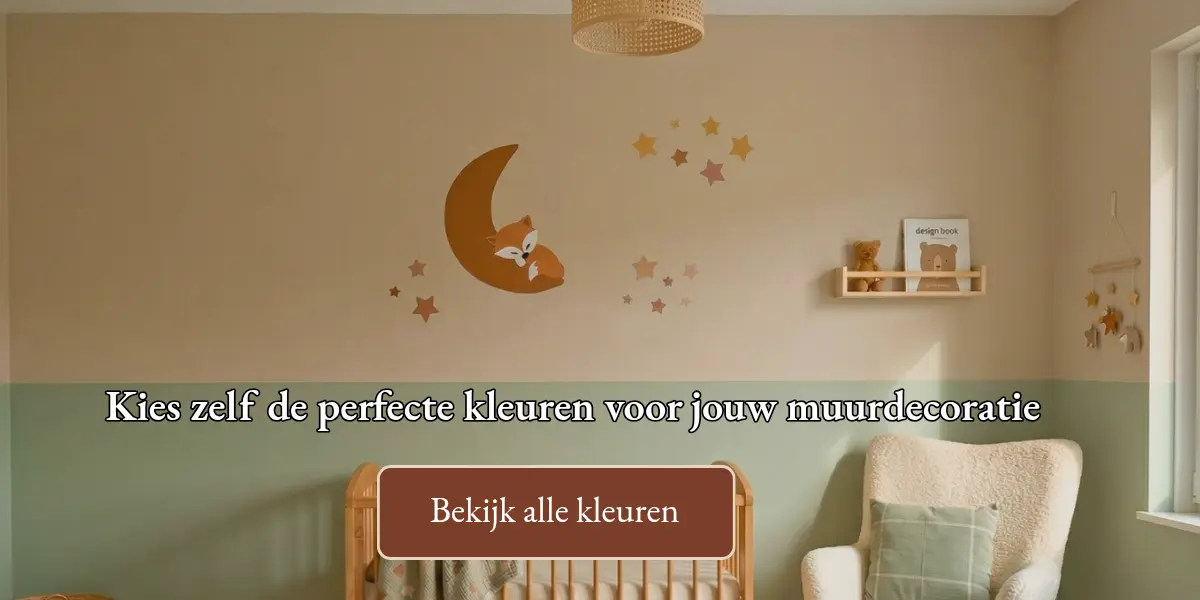 Muurdecoratie slapend vosje op de maan in aardetinten in een Scandinavische groene babykamer. 